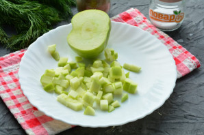 "Оливье" с яблоком и колбасой