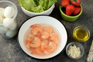 Салат с креветками и клубникой Салат с креветками и клубникой