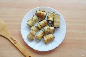 Рулетики из баклажанов с творогом и грецкими орехами Рулетики из баклажанов с творогом и грецкими орехами