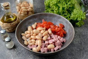 Салат с фасолью, ветчиной и грибами