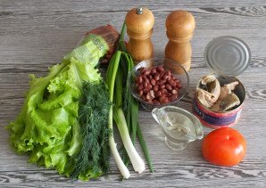 Салат с фасолью и консервированной горбушей