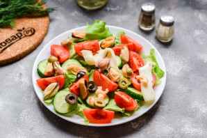 Салат с морепродуктами и помидорами Салат с морепродуктами и помидорами