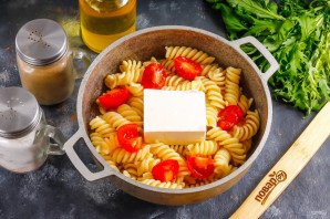 Паста с фетаксой и помидорами