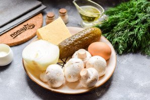 Слоеный салат с шампиньонами и сыром