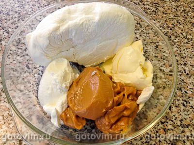 Пасха с вареной сгущенкой и грецкими орехами