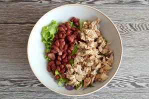 Салат с фасолью и консервированной горбушей