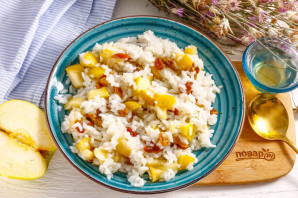 Рисовая каша с яблоками и изюмом