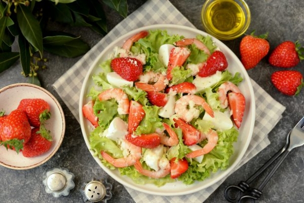 Салат с креветками и клубникой Салат с креветками и клубникой
