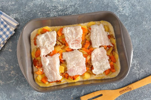 Судак на овощной подушке