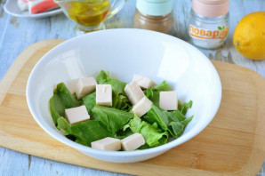 Салат с фетаксой и крабовыми палочками Салат с фетаксой и крабовыми палочками