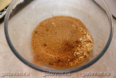 Пасхальный венок с грецкими орехами и корицей