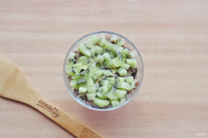 Салат с курицей, киви и грибами