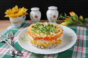 Салат с корейской морковью, курицей и ананасами