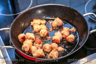 Рис с жареными колбасками и овощами