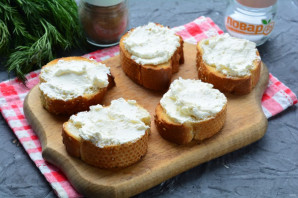 Бутерброды с рикоттой и красной рыбой