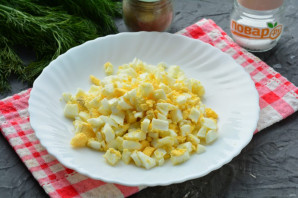 "Оливье" с яблоком и колбасой