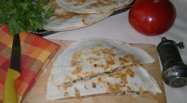 Кесадилья с курицей и острым соусом, пошаговый рецепт с фото