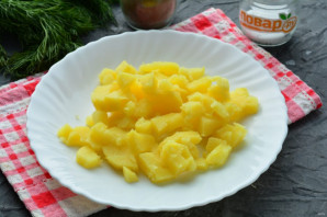 "Оливье" с яблоком и колбасой