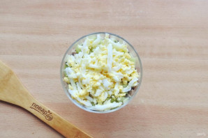 Салат с курицей, киви и грибами