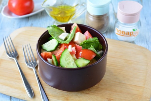 Салат с фетаксой и крабовыми палочками Салат с фетаксой и крабовыми палочками