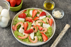 Салат с креветками и клубникой Салат с креветками и клубникой