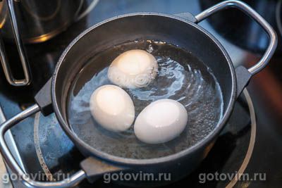 Как покрасить яйца крапивой