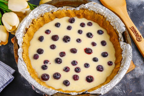 Пирог с голубикой и сметанной заливкой