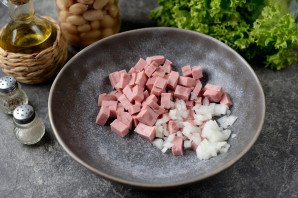 Салат с фасолью, ветчиной и грибами