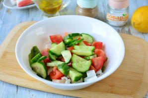 Салат с фетаксой и крабовыми палочками Салат с фетаксой и крабовыми палочками