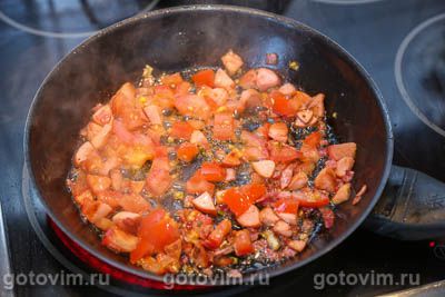 Греческий омлет с помидорами, маслинами и брынзой