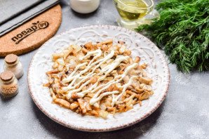 Слоеный салат с шампиньонами и сыром