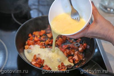 Греческий омлет с помидорами, маслинами и брынзой