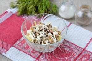 Салат с консервированной сайрой и яйцами