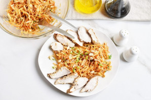 Салат с куриной грудкой и капустой