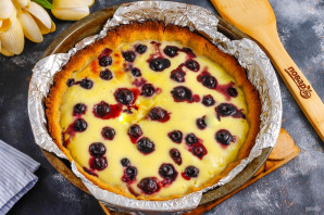 Пирог с голубикой и сметанной заливкой