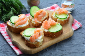 Бутерброды с рикоттой и красной рыбой