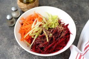 Салат с сельдереем и свеклой