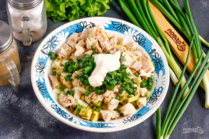 Салат из авокадо с курицей