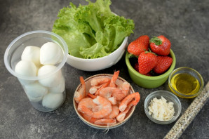 Салат с креветками и клубникой Салат с креветками и клубникой