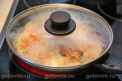 Греческий омлет с помидорами, маслинами и брынзой