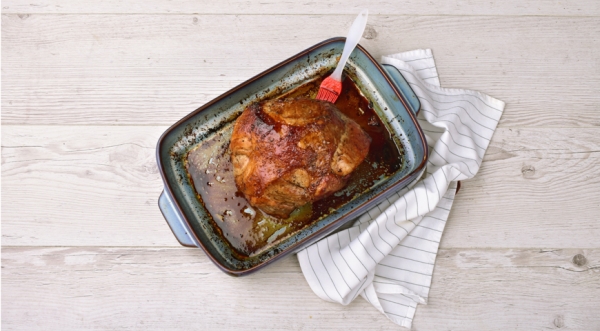 Свиной окорок, запеченный в соевой глазури, пошаговый рецепт с фото