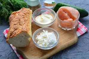 Бутерброды с рикоттой и красной рыбой