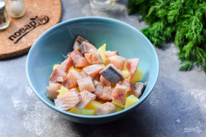 Салат из селедки с луком и горошком Салат из селедки с луком и горошком