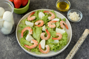 Салат с креветками и клубникой Салат с креветками и клубникой