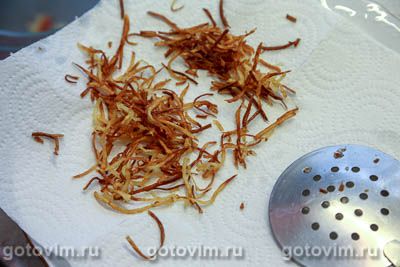 Салат &laquo;Муравейник&raquo; из картофельной соломки со шпротами