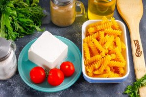 Паста с фетаксой и помидорами