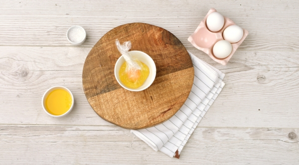 Салат с грудкой цыпленка, яйцом-пашот и соевым дрессингом, пошаговый рецепт с фото