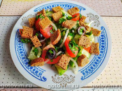 Салат с креветками, огурцом, помидорами и ржаными сухариками