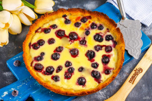 Пирог с голубикой и сметанной заливкой