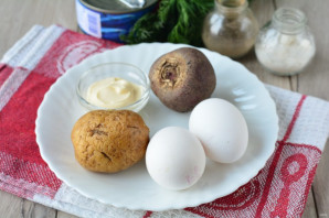 Салат с консервированной сайрой и яйцами